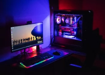 Sebuah setup PC Gaming modern dengan lampu RGB, mengilustrasikan pasar PC Gaming yang sedang meroket penjualannya di tahun 2025.