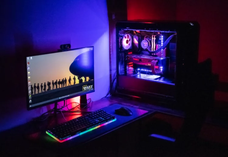 Sebuah setup PC Gaming modern dengan lampu RGB, mengilustrasikan pasar PC Gaming yang sedang meroket penjualannya di tahun 2025.