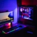 Sebuah setup PC Gaming modern dengan lampu RGB, mengilustrasikan pasar PC Gaming yang sedang meroket penjualannya di tahun 2025.