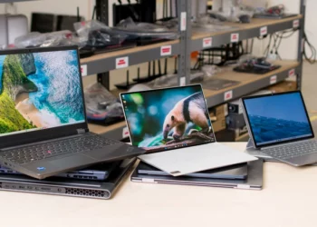 Jajaran laptop tipis terbaik dari berbagai merek yang sedang diuji untuk artikel rekomendasi, menunjukkan keragaman pilihan di bawah 15 juta.