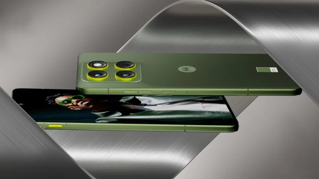 Tampilan detail desain Motorola Edge 70 yang menyoroti aksen hijau limau cerah pada modul kamera dan tombol sampingnya.