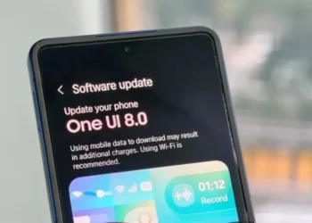 Layar HP Samsung Galaxy yang menampilkan notifikasi software update One UI 8 berbasis Android 16, menandakan dimulainya perilisan resmi untuk pengguna.