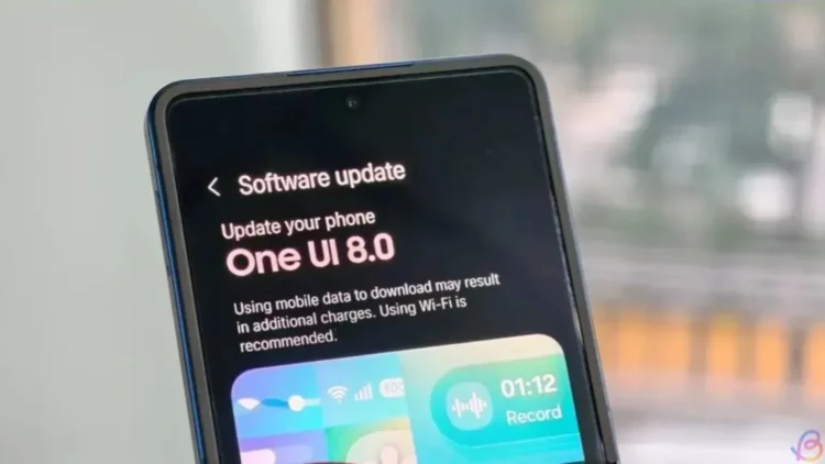 Layar HP Samsung Galaxy yang menampilkan notifikasi software update One UI 8 berbasis Android 16, menandakan dimulainya perilisan resmi untuk pengguna.