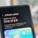 Layar HP Samsung Galaxy yang menampilkan notifikasi software update One UI 8 berbasis Android 16, menandakan dimulainya perilisan resmi untuk pengguna.