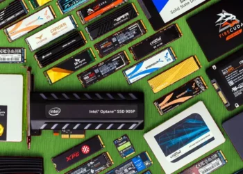 Berbagai macam SSD dari merek seperti Samsung, Crucial, dan Intel, komponen PC yang harganya diprediksi akan segera naik akibat permintaan dari sektor AI