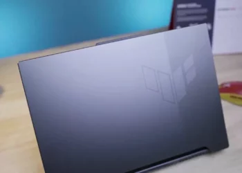 Tampilan cover laptop gaming ASUS TUF F15 (FX507ZC4) dengan logo simpel, menyoroti desainnya yang kalem dan dewasa untuk review tahun 2025.