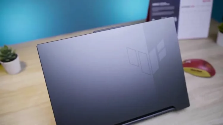 Tampilan cover laptop gaming ASUS TUF F15 (FX507ZC4) dengan logo simpel, menyoroti desainnya yang kalem dan dewasa untuk review tahun 2025.