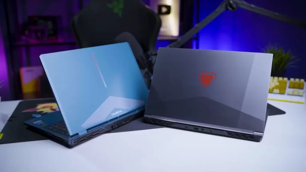 Perbandingan desain belakang laptop Axioo Pongo 760 dengan logo orang utan merah dan Colorful P15 dengan aksen garis unik berwarna biru.