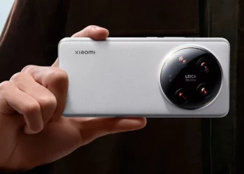 Seorang pria memegang HP Xiaomi 15 Ultra berwarna putih dengan modul kamera Leica besar. Ini adalah salah satu rekomendasi HP Xiaomi terbaik 2025.