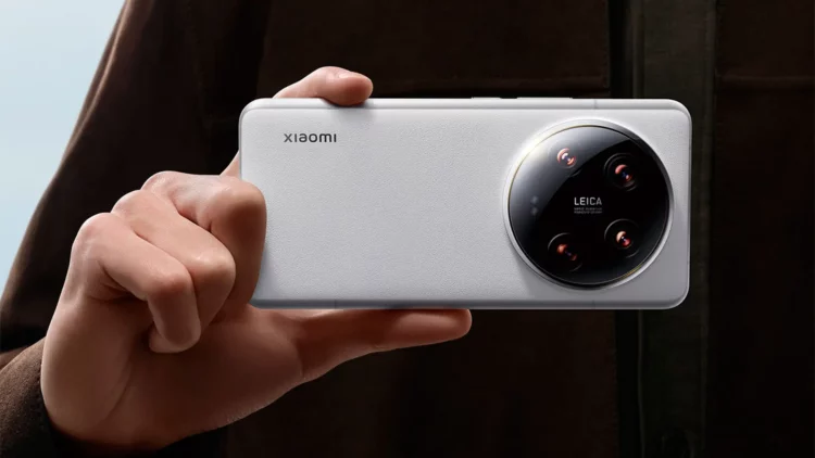 Seorang pria memegang HP Xiaomi 15 Ultra berwarna putih dengan modul kamera Leica besar. Ini adalah salah satu rekomendasi HP Xiaomi terbaik 2025.