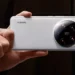 Seorang pria memegang HP Xiaomi 15 Ultra berwarna putih dengan modul kamera Leica besar. Ini adalah salah satu rekomendasi HP Xiaomi terbaik 2025.