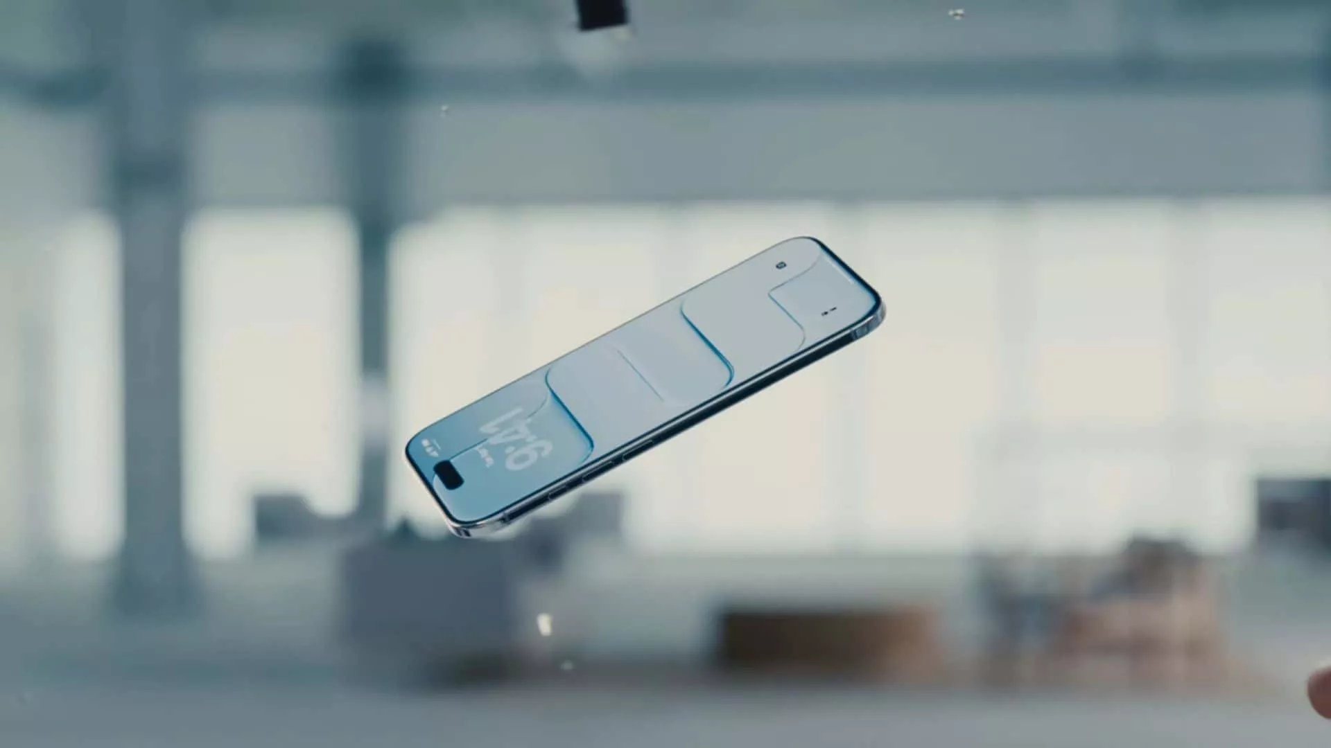 Konsep desain iPhone Air yang melayang di udara, menonjolkan bingkai tipis dan desain futuristik.