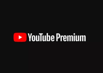 Seorang pengguna sedang menonton video di laptop dengan opsi kecepatan putar 2x, 3x, dan 4x terlihat di layarnya, menunjukkan fitur baru YouTube Premium.