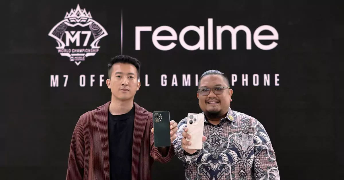 Dua pria, satu di antaranya Manajer Produk, memegang ponsel realme 15 Pro 5G berwarna hijau dan krem di depan latar belakang hitam dengan logo 'realme' dan 'M7 Official Gaming Phone'.