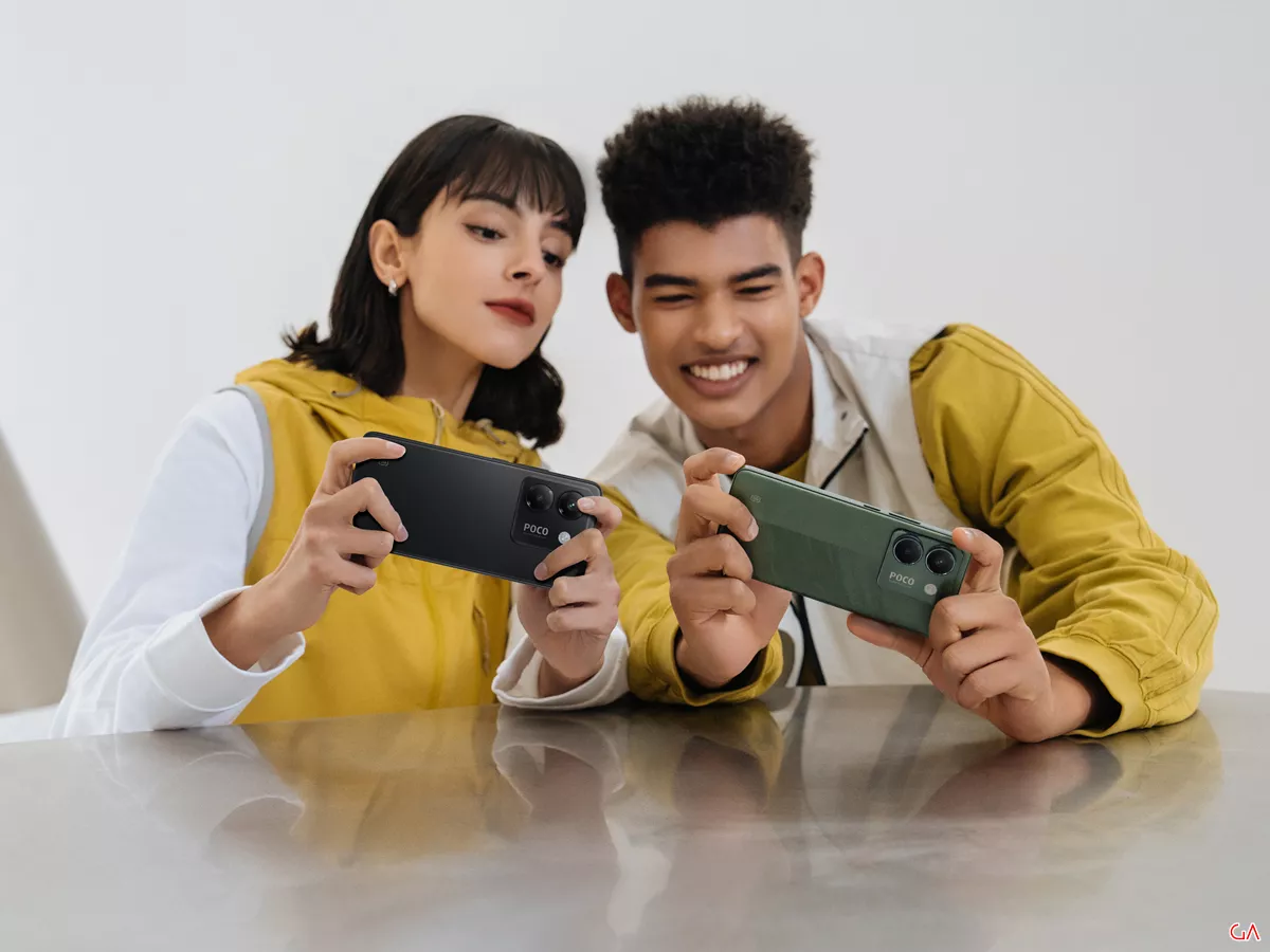 Pengguna bermain game di POCO M7 warna hitam dan hijau