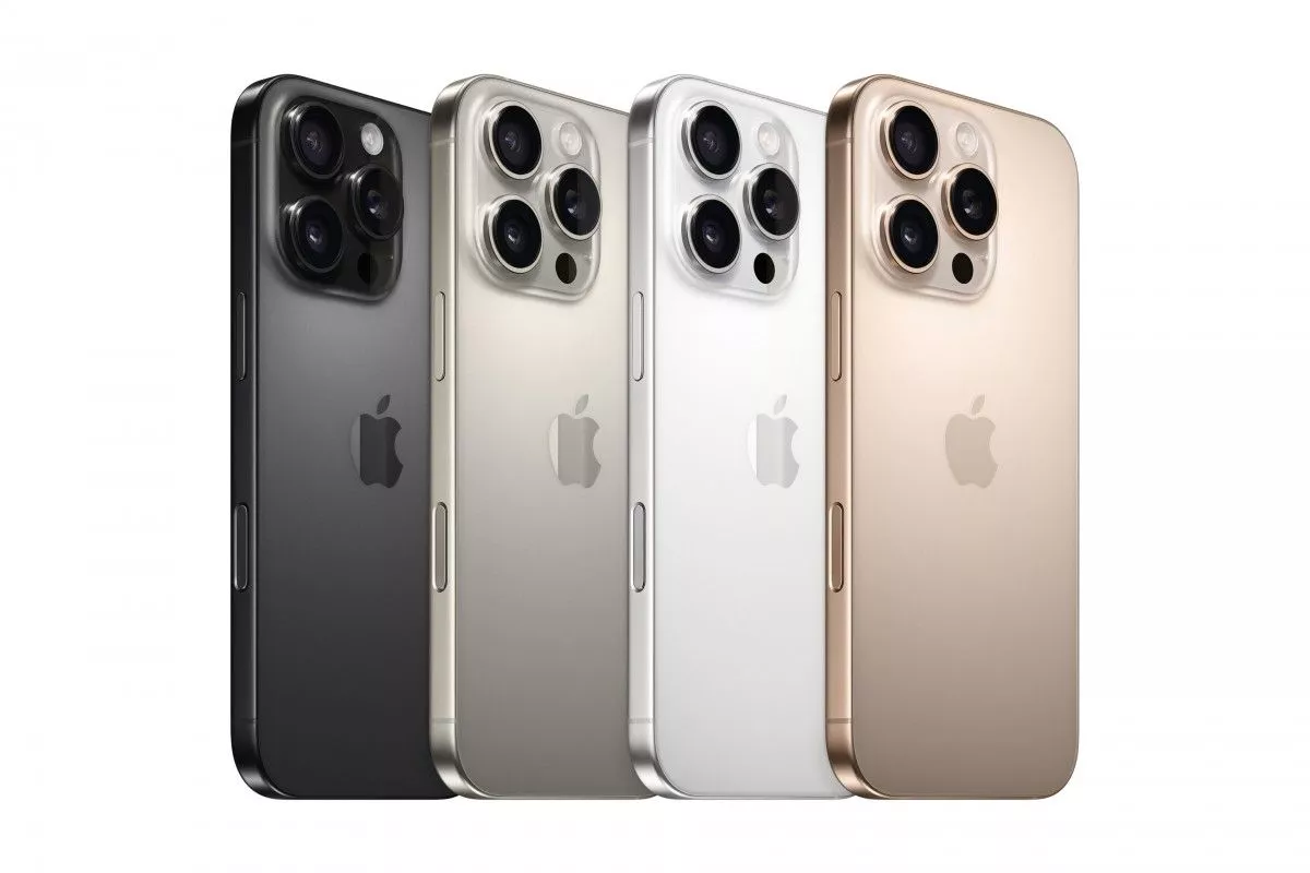 Barisan empat unit iPhone Pro (model lama) dalam warna hitam, silver, putih, dan emas, menyoroti modul tiga kamera belakang.