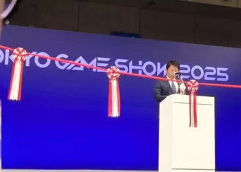Panggung utama dengan pencahayaan dramatis dan layar raksasa di Tokyo Game Show 2025.