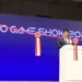 Panggung utama dengan pencahayaan dramatis dan layar raksasa di Tokyo Game Show 2025.