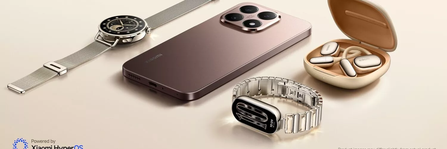 Smartwatch, smartphone Xiaomi berwarna coklat keemasan, dan earbud Xiaomi OpenWear Stereo Pro berwarna krem, diletakkan di permukaan keemasan, Powered by Xiaomi HyperOS.