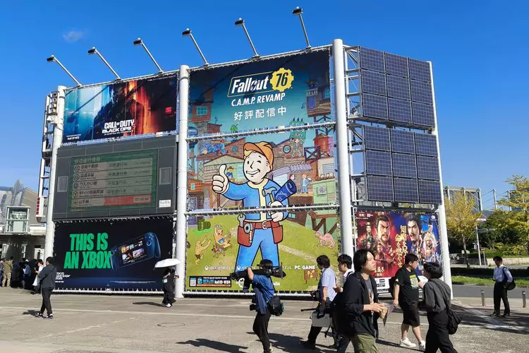 Pengunjung ramai memadati hall utama Tokyo Game Show 2025 untuk mencoba game-game terbaru.