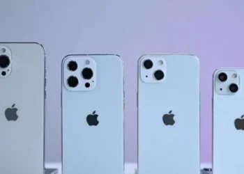 Empat model iPhone Pro dan non-Pro berwarna biru muda dan putih, berjejer rapi menunjukkan perbedaan ukuran dan konfigurasi kamera.