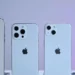 Empat model iPhone Pro dan non-Pro berwarna biru muda dan putih, berjejer rapi menunjukkan perbedaan ukuran dan konfigurasi kamera.