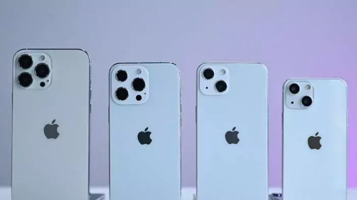 Empat model iPhone Pro dan non-Pro berwarna biru muda dan putih, berjejer rapi menunjukkan perbedaan ukuran dan konfigurasi kamera.