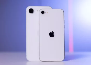 Dua unit iPhone SE atau iPhone standar (model lama) berwarna putih berjejer dengan desain kamera tunggal yang ringkas.