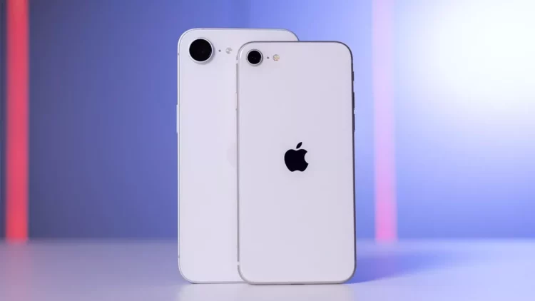 Dua unit iPhone SE atau iPhone standar (model lama) berwarna putih berjejer dengan desain kamera tunggal yang ringkas.