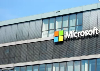 Tampilan luar gedung kantor Microsoft dengan logo Windows yang berwarna-warni.