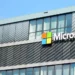 Tampilan luar gedung kantor Microsoft dengan logo Windows yang berwarna-warni.