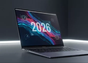 MacBook modern di lingkungan gelap studio, layarnya menampilkan grafis abstrak dengan angka besar "2026".