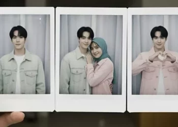 Tiga foto polaroid berdampingan, menunjukkan seorang pria muda berpose sendiri, berpose dengan seorang wanita berhijab, dan membentuk hati dengan tangan.