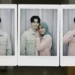 Tiga foto polaroid berdampingan, menunjukkan seorang pria muda berpose sendiri, berpose dengan seorang wanita berhijab, dan membentuk hati dengan tangan.