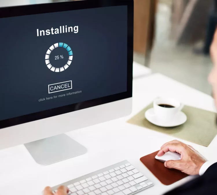 Proses instalasi atau update Pengaturan Windows berjalan 25% di layar monitor, dengan tombol "Cancel" dan seorang pengguna di sampingnya