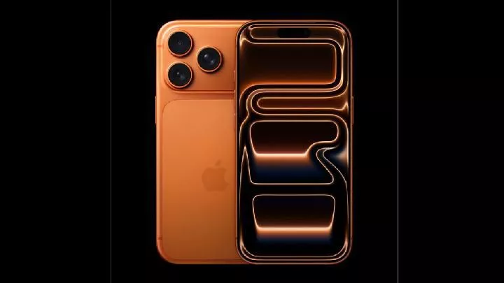 Ilustrasi bagian belakang dan depan iPhone 17 berwarna oranye dengan desain tiga kamera baru.