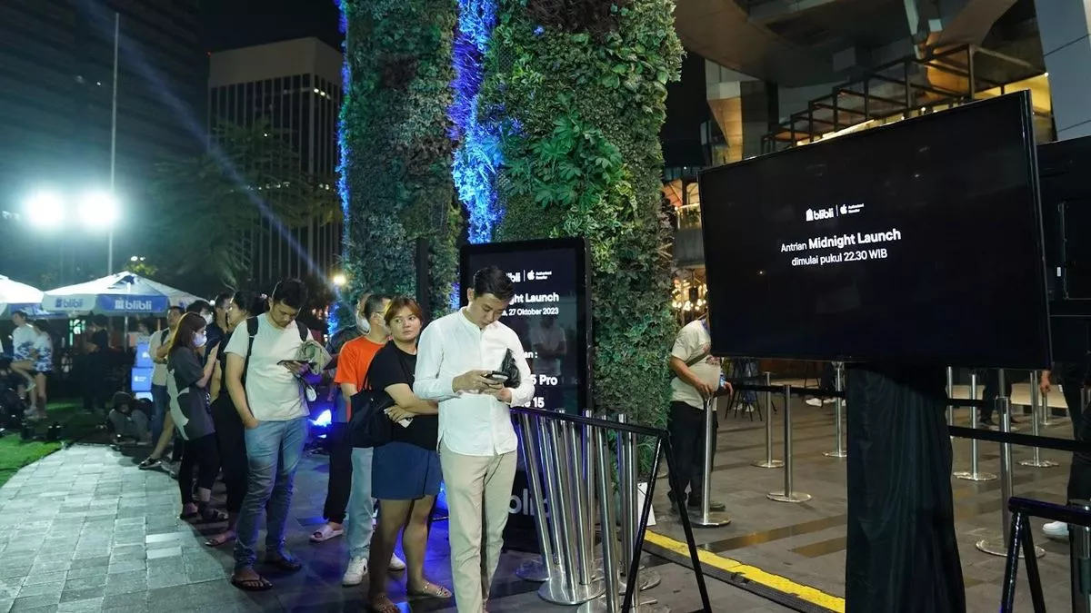 Ratusan orang mengantre di acara Midnight Launch iPhone 17 yang diadakan oleh Blibli di malam hari.