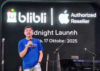 Seorang pria dengan kaus biru berbicara di panggung utama acara Blibli Midnight Launch iPhone 17 Pro.