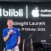 Seorang pria dengan kaus biru berbicara di panggung utama acara Blibli Midnight Launch iPhone 17 Pro.