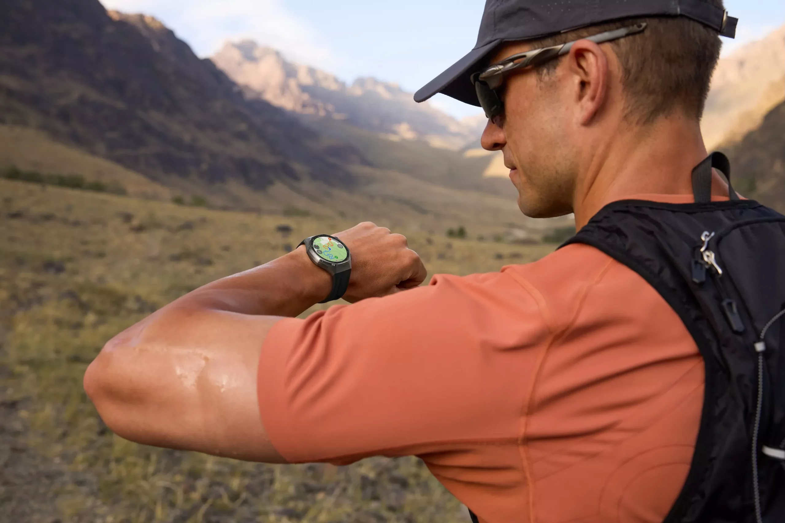 Pria hiking melihat data tracking di HUAWEI WATCH GT 6 Series