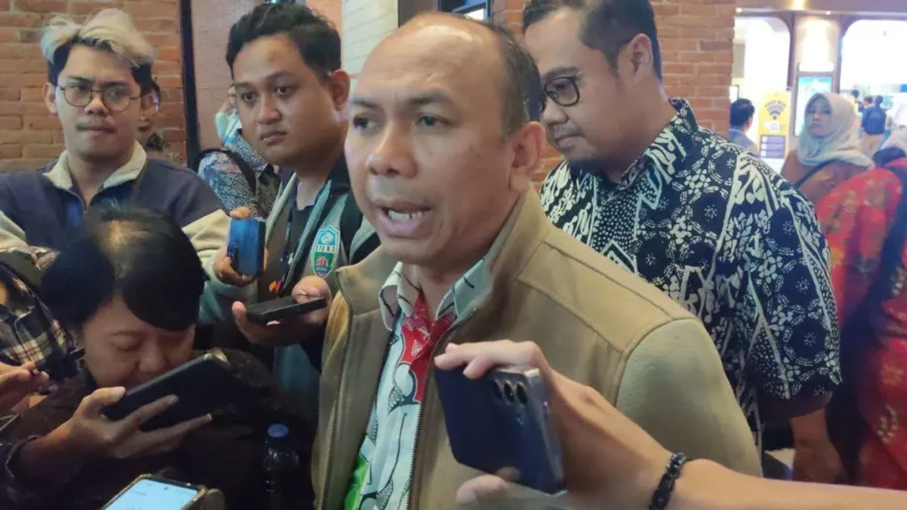 Dirjen Kemkomdigi, Wayan Toni, saat memberikan klarifikasi mengenai aturan IMEI HP bekas.