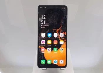 Wujud Ponsel Modern: Tampilan layar smartphone OPPO modern dengan notch kecil, wallpaper gelap, dan antarmuka berbahasa Mandarin yang menunjukkan tanggal 10 Desember.