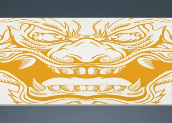 Razer Gigantus V2 Faker Edition Mouse Mat dengan desain topeng iblis Oni emas-putih dan tanda tangan Faker di sudut kanan bawah.