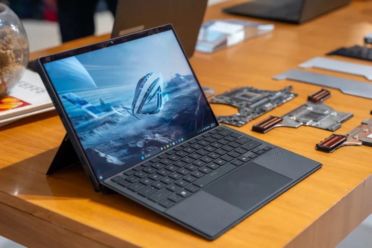 Asus ROG Flow Z13, salah satu laptop 2-in-1 terbaik, diletakkan di atas meja dengan kickstand dan keyboard terpasang.