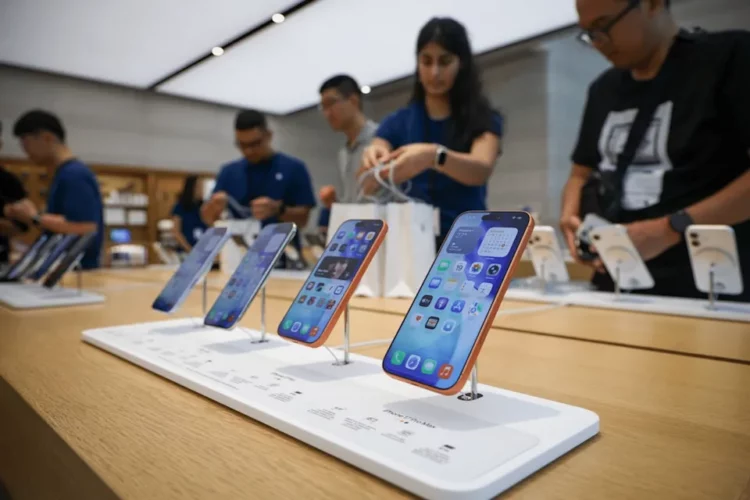Suasana di dalam iBox yang menampilkan deretan iPhone baru, menggambarkan antusiasme menjelang pre-order iPhone 17.