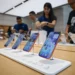 Suasana di dalam iBox yang menampilkan deretan iPhone baru, menggambarkan antusiasme menjelang pre-order iPhone 17.