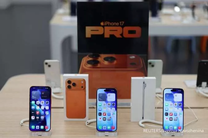 Display iPhone 17 Pro dan box di etalase toko