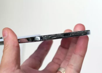 Close-up sisi samping iPhone Air, menunjukkan port USB-C dan desain bingkai datar.