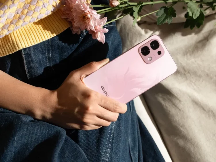Seorang wanita memegang OPPO A6 Pro berwarna merah muda yang memiliki desain premium.