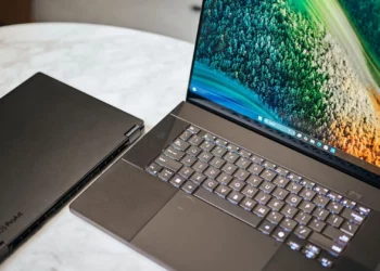 Sebuah laptop all rounder terbaik Asus ProArt P16 dengan keyboard menyala, menunjukkan kemampuannya untuk para kreator.